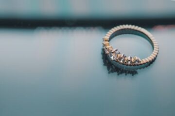 Alliance en diamant symbole d’éternité gravé dans la lumière
