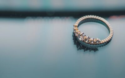 Alliance en diamant symbole d’éternité gravé dans la lumière