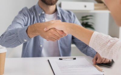 Poignée de main chaleureuse après une consultation réussie, trouvez votre prochain emploi avec un excellent cv avec CVInMinutes.com.