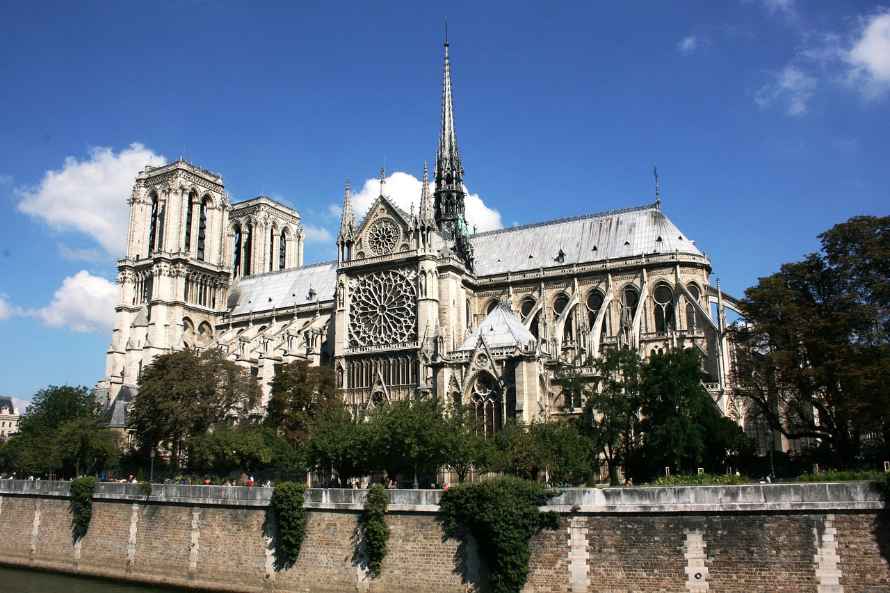 découvrez paris, la ville lumière : ses monuments emblématiques, sa gastronomie raffinée et son ambiance romantique. préparez votre visite avec nos conseils et explorez les trésors cachés de la capitale française.
