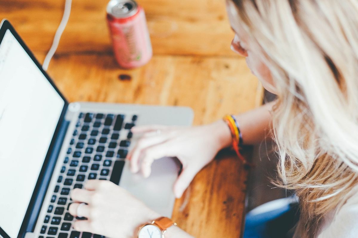 Une personne travaillant sur un ordinateur portable pour auditer les articles de son blog