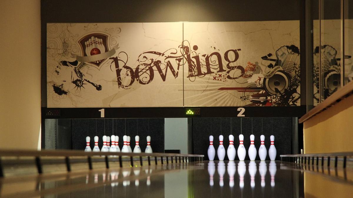 Allée de bowling avec deux voies, quilles et enseigne décorative Allée de bowling avec deux voies, quilles et enseigne décorative