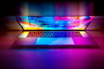 Ordinateur portable avec écran multicolore sur une table