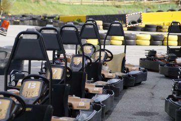 rangée de karting noir sur circuit, prêts à partir